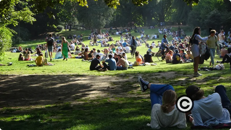 Jeunes gens dans le parc