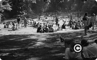 Jeunes gens dans le parc